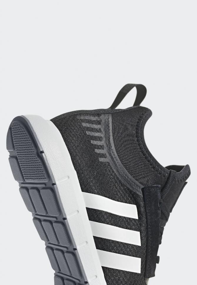 Sneakers | SWIFT RUN BARRIER Black | adidas Originals Donna/Uomo